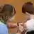 Enfermeira aplica vacina em menino