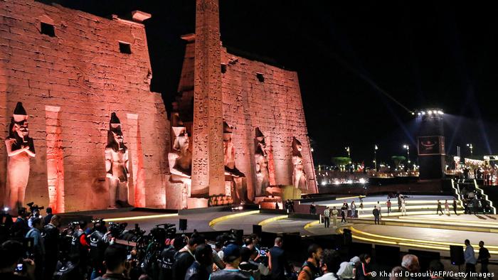 شامگاه پنجشنبه (۲۵ نوامبر) مصر شاهد تحقق پروژه‌ای طولانی‌مدت بود که در چارچوب مراسمی باشکوه جشن گرفته شد: بازگشایی خیابان باستانی ابوالهول. 