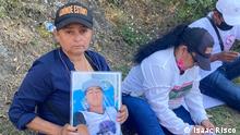 Treffen von Familienangehörigen von Vermissten in Mexiko an einem Fundort von menschlichen Überresten. Suche nach möglichen Massengräbern in dem Ort Mixtlalcingo, Bundesstaat Morelos, Mexiko. 21.11.2021.