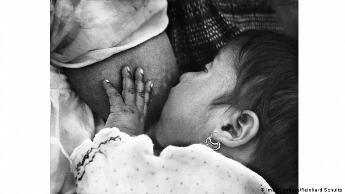 Wiederkehrendes Modotti-Motiv: Eine stillende Mexikanerin mit Baby (Foto: imago-images/Reinhard Schultz)