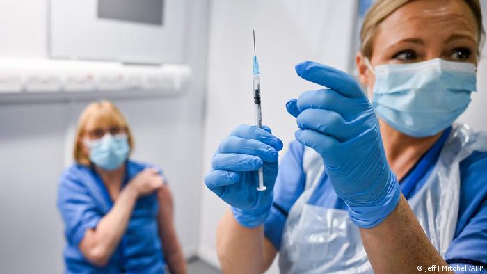 ​​​​​​​Поставянето на трета бустерна ваксина защитава от Омикрон, съобщиха от