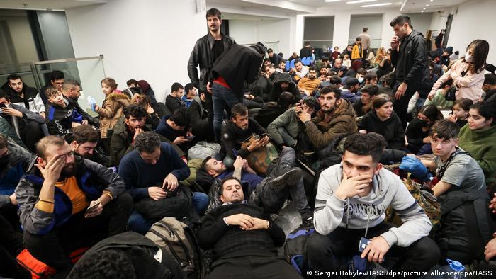 Мигранты в Минском аэропорту перед эвакуацией на родину