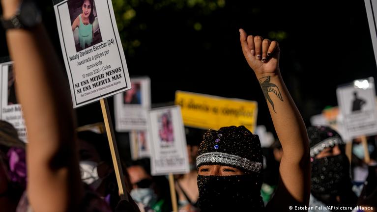 Miles de mujeres marchan en Chile y rechazan el "fascismo"