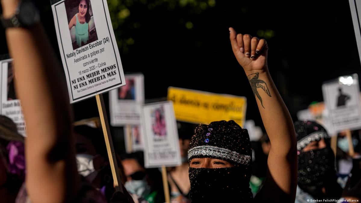 Miles de mujeres marchan en Chile y rechazan el "fascismo"