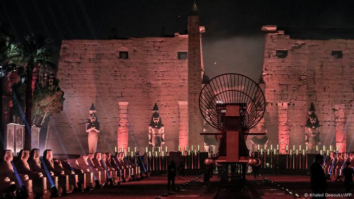 Insgesamt ist die Sphinx-Allee zwischen zwei Tempeln in Luxor 2,7 Kilometer lang 