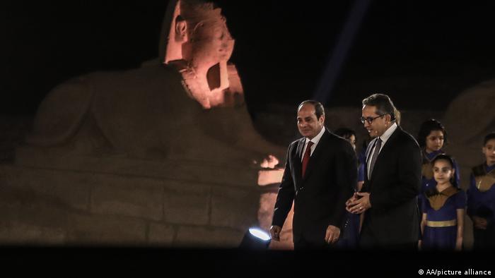عبدالفتاح السیسی (چپ)، رئیس جمهور مصر و خالد العنانی، وزیر گردشگری و آثار باستانی این کشور، سفیران کشورهای خارجی و شماری از چهره‌های شناخته‌شده را برای حضور در مراسم بازگشایی این خیابان دعوت کرده بودند.