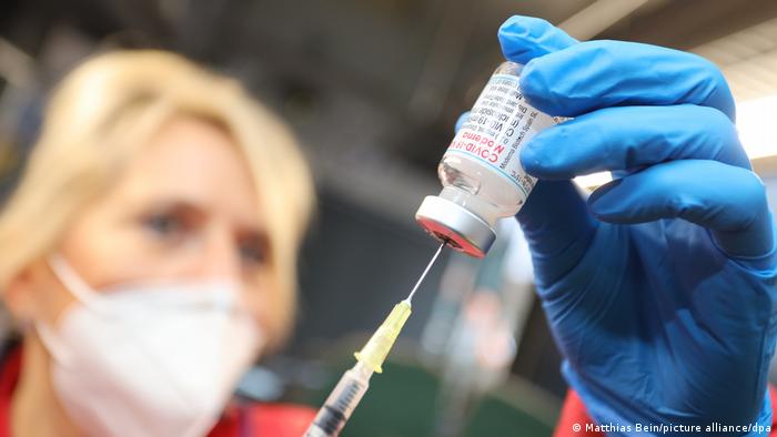 Una enfermera prepara una vacuna en Alemania.
