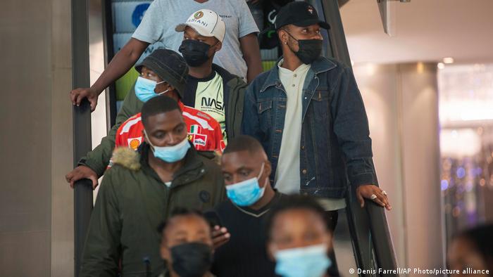 Покупатели в защитных масках в торговом центре в ЮАР
