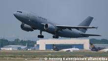 Ein Airbus A310 MedEvac der Bundeswehr startet auf dem Flughafen Köln Bonn auf dem Weg in das westafrikanische Mali. Die Luftwaffe wird sich von Freitagnachmittag (26.11.2021) an mit einem Airbus A310 MedEvac an der Verlegung von Intensivpatienten in der Corona-Pandemie beteiligen. +++ dpa-Bildfunk +++