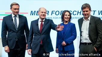 Будущие министр финансов Кристиан Линднер (слева), канцлер Олаф Шольц, глава МИД Анналена Бербок и министр экономики Роберт Хабек