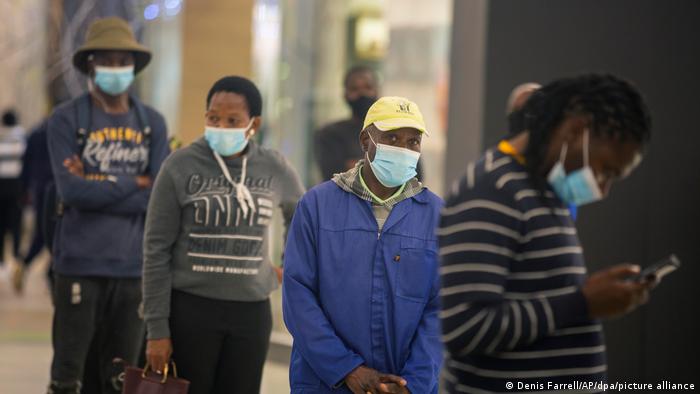 Coronavirus Südafrika Johannesburg Personen mit Masken