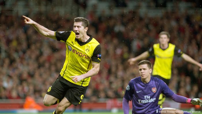 Robert Lewandowski scores against Arsenal.