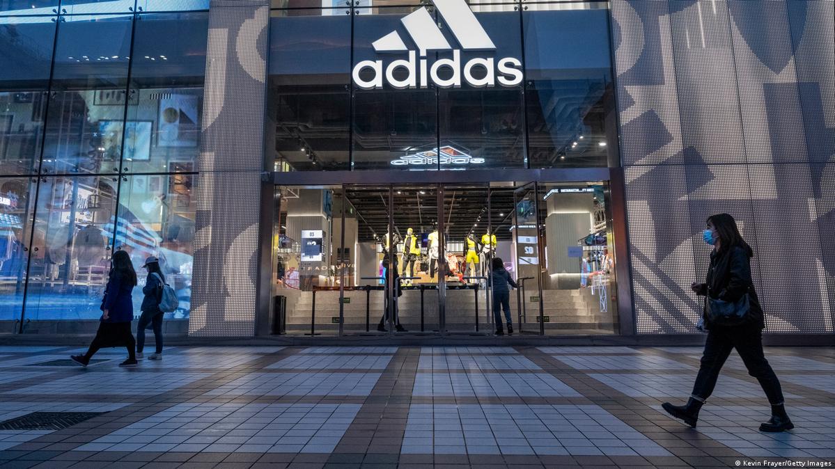 Adidas to withdraw over Black Lives Matter logo – DW – 03/29/2023