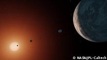 Untersuchung über die nahezu perfekte Harmonie der 7 Planeten, die TRAPPIST-1 umkreisen.
This illustration shows what the TRAPPIST-1 system might look like from a vantage point near planet TRAPPIST-1f (at right).
The system has been revealed through observations from NASA's Spitzer Space Telescope and the ground-based TRAPPIST (TRAnsiting Planets and PlanetesImals Small Telescope) telescope, as well as other ground-based observatories. The system was named for the TRAPPIST telescope.