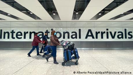 <div>Nigerians are livid over UK's omicron travel ban</div>