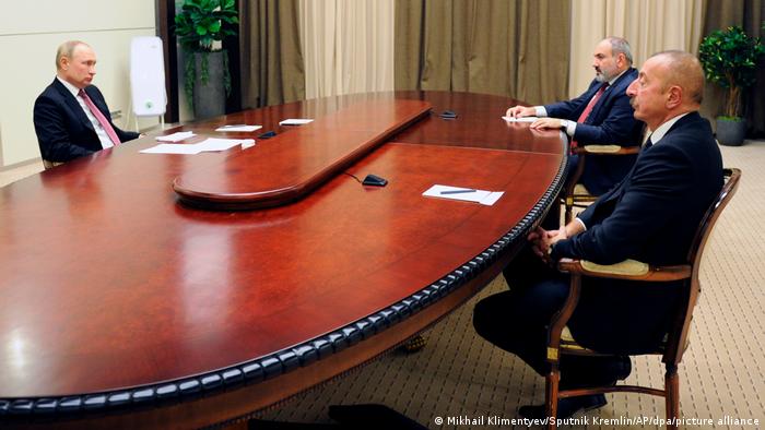 普京与阿塞拜疆总统阿利耶夫（右）以及亚美尼亚总理帕希尼扬就解决两国之间的冲突进行谈判