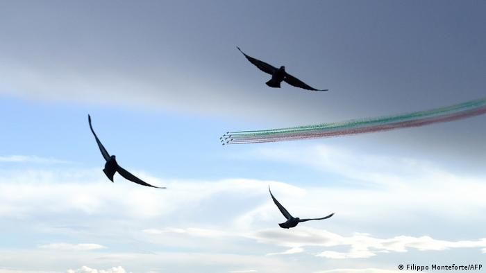 BdTD l Italien, fliegende Vögel während Luftwaffen Performance in Rom