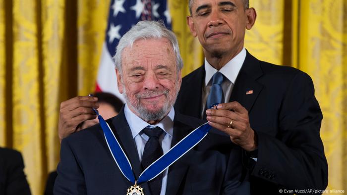 El presidente Barack Obama impone a Sondheim la Medalla Presidencial de la Libertad el 24 de noviembre de 2015.