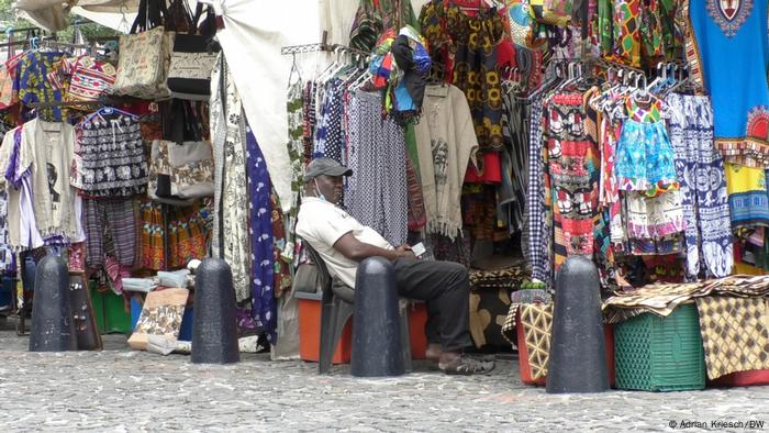 Vendedor na Cidade do Cabo: turistas sumiram novamente