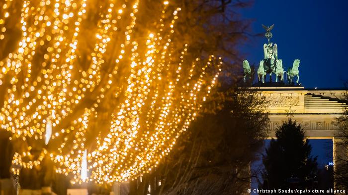Berlin l Weihnachtsbeleuchtung am Brandenburger Tor