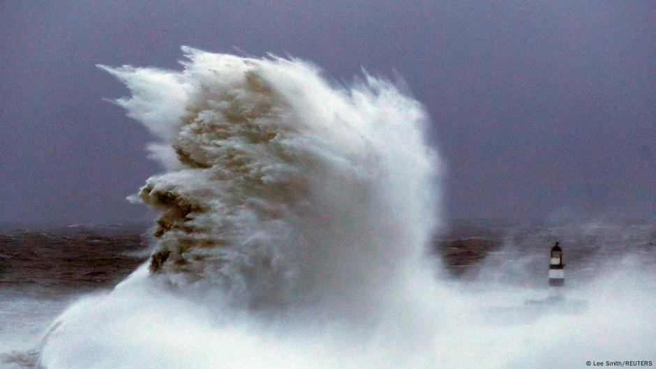 2 dead after storm arwen batters northern uk news dw 27 11 2021