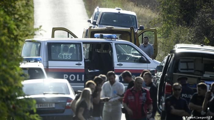 صورة من الأرشيف للشرطة النمساوية على الحدود مع المجر حيث اكتشفت وفاة اثنين من المهاجرين في سيارة فان (19/10/2021)