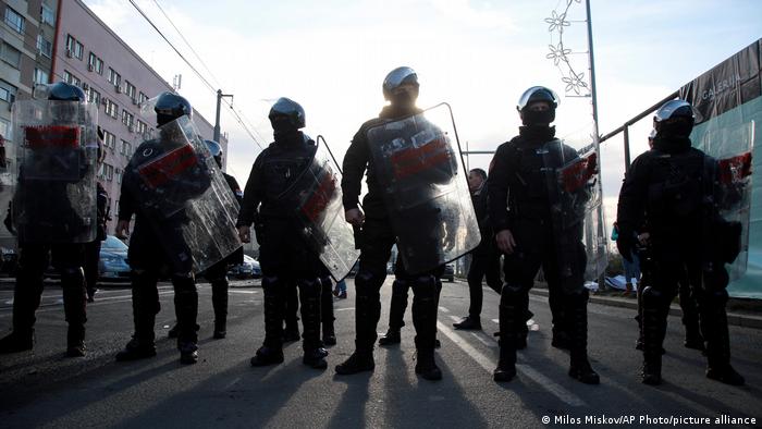 Kordon policije za vrijeme prosvjeda u Beogradu 27. studenoga