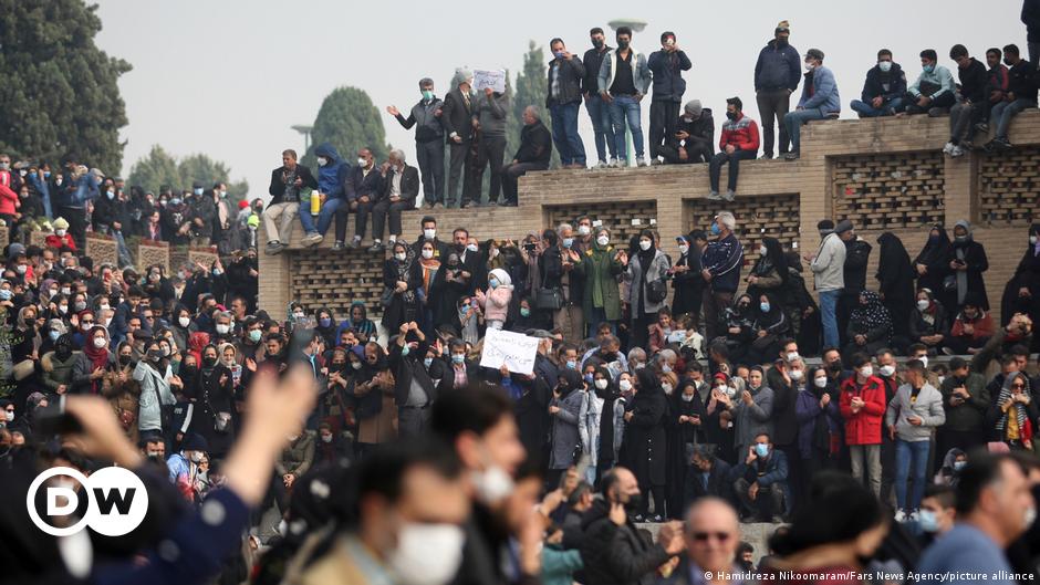 iran-protests-on-water-shortages-turn-violent-as-police-arrest-67-dw-28-11-2021