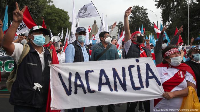 Manifestantes piden en Lima destitución de Pedro Castillo | Las noticias y  análisis más importantes en América Latina | DW | 28.11.2021