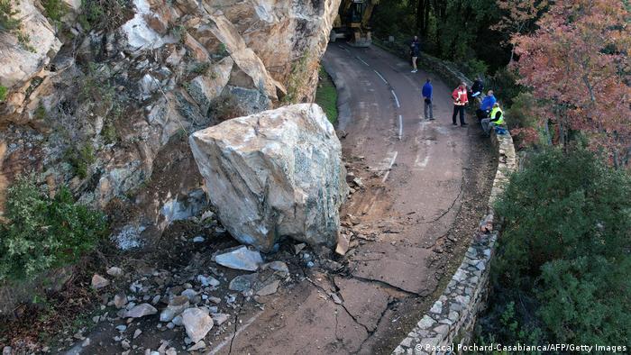 BdTD l Frankreich, Felsen stürzt auf die Straße von Piana Calanches, Korsika