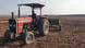 Ein türkischer Bauer mit seinem Traktor auf dem Feld Ein türkischer Bauer mit seinem Traktor auf dem Feld