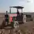 Ein türkischer Bauer mit seinem Traktor auf dem Feld 