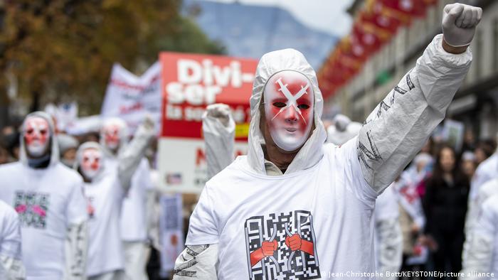 Участники акции протеста против антиковидных мер в Женеве