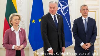 Президент Литви Гітанас Науседа (ц), очільник НАТО Єнс Столтенберг (п) та президентка Єврокомісії Урсула фон дер Ляєн у Вільнюсі