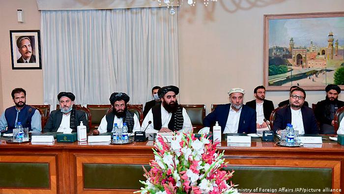 En una foto reciente el canciller talibán, Amir Khan Muttaqi (al centro), durante una reunión con su colega paquistaní, Shah Mahmood Qureshi. (Archivo: 11.11.2021)