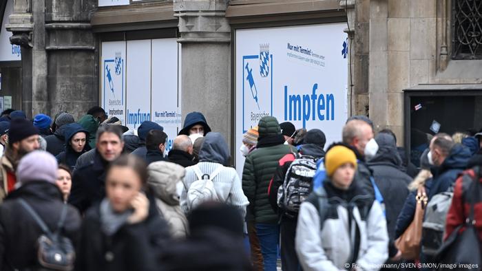 Personnes devant un centre de vaccination