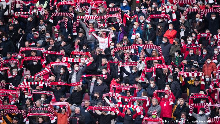 Fans des 1. FC Köln währen dem Spiel gegen Borussia Mönchengladbach am 27.11.21.