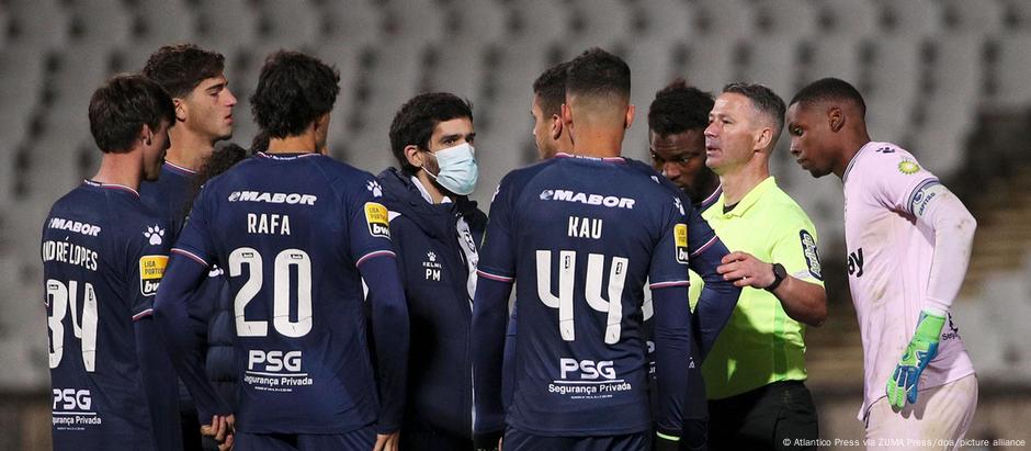 Jogadores do Belenenses conversam com o árbitro da partida