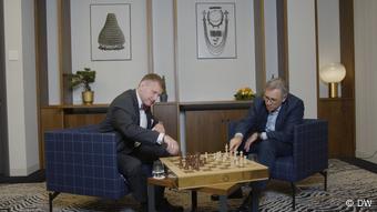 Сергей Гуриев во время интервью с Константином Эггертом, Вильнюс, 2021 Сергей Гуриев во время интервью с Константином Эггертом, Вильнюс, 2021