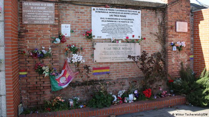 Место расстрела 13 подпольщиков-антифранкистов на кладбище Альмудена в Мадриде