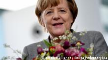 09.02.2018, Berlin: Bundeskanzlerin Angela Merkel (CDU) freut sich über einen Blumenstrauß. Eine Delegation des Zentralverbands Gartenbau übergab ihr den Strauss als Valentins-Gruß. Foto: Britta Pedersen/dpa ++ +++ dpa-Bildfunk +++