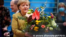 Bundeskanzlerin Angela Merkel (CDU) erhält einen Blumenstrauß von Vizekanzler und Finanzminister Olaf Scholz (SPD, hinten) vor der Kabinettssitzung im Kanzleramt. Merkel wurde mit Blumen beschenkt, da dies wahrscheinlich ihre letzte Kabinettssitzung als deutsche Bundeskanzlerin war. +++ dpa-Bildfunk +++
