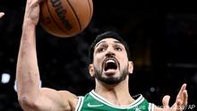 Enes Kanter von den Boston Celtics mit dem Ball. Der politisch engagierte NBA-Profi Enes Kanter ist ab Montag US-Bürger und ändert seinen Namen zu Enes Kanter Freedom. Einen entsprechenden Bericht von «The Athletic» bestätigte sein Agent der Deutschen Presse-Agentur. +++ dpa-Bildfunk +++