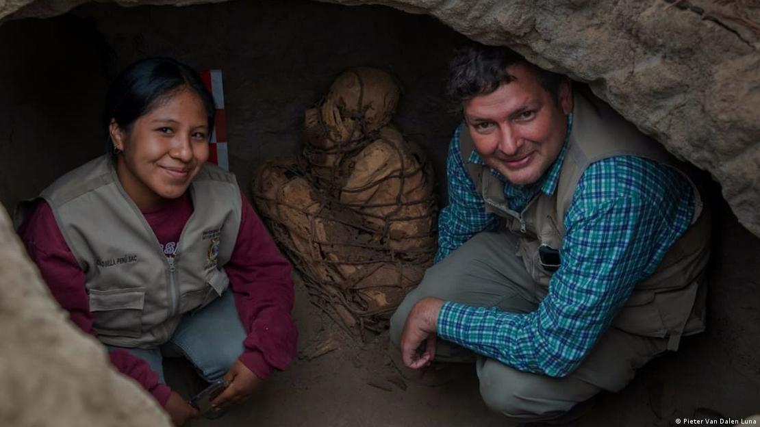 Os arqueólogos Yomira Silvia Huamán Santillan e Pieter van Dalen Luna ao lado da múmia descoberta perto de Lima