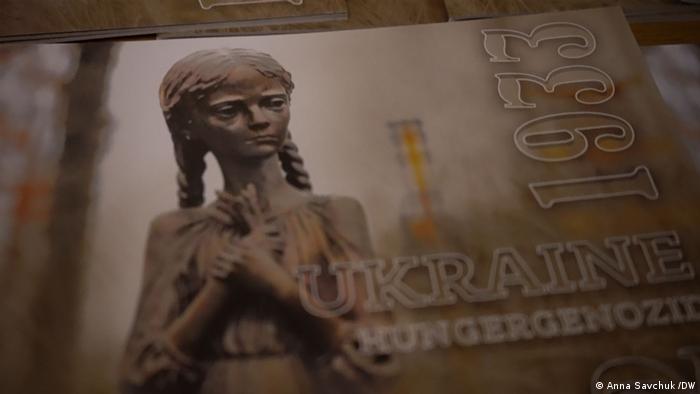 Eine Plakette zeigt das Holodomor-Denkmal in Kiew und die deutsche Aufschrift 1933 Ukraine Hungergenozid