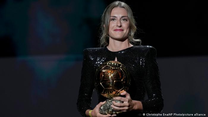 فازت الإسبانية أليكسيا بوتياس بجائزة أفضل لاعبة في العالم.