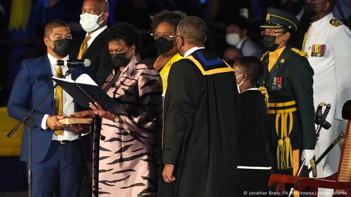 Governadora-geral Sandra Mason presta juramento como presidente de Barbados