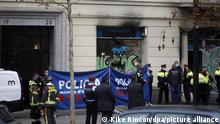 Polizeibeamte sind in der Nähe des Gebäudes in Barcelona, in dem ein Brand mit Todesopfern ausgebrochen ist, im Einsatz. Mindestens vier Menschen sind ums Leben gekommen, zwei von ihnen waren minderjährig. Das Feuer brach gegen 6.00 Uhr morgens aus und wird derzeit untersucht, da die Ursache noch nicht bekannt ist. +++ dpa-Bildfunk +++