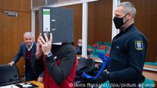 Frankfurt, 08.11.2021 | Der angeklagte Iraker Taha Al-J. wird in den Hochsicherheitssaal geführt. Die Bundesanwaltschaft wirft ihm Völkermord, Verbrechen gegen die Menschlichkeit, Kriegsverbrechen, Menschenhandel und Mord vor. Als mutmaßliches Mitglied der Terrormiliz IS soll er eine Jesidin und ihre Tochter als Sklavinnen gehalten und misshandelt haben. Dabei soll er die Fünfjährige im irakischen Falludscha gefesselt haben, wo das Kind laut Anklage qualvoll verdurstete.