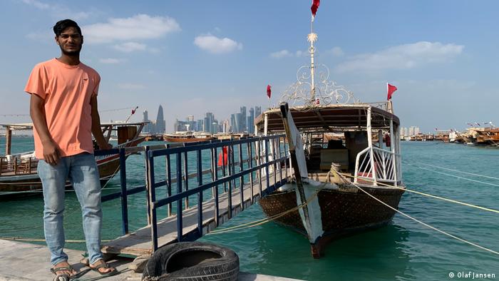 Bootsbesitzer Noor wartet in Doha auf Kunden, die mit ihm eine Tour machen wollen
